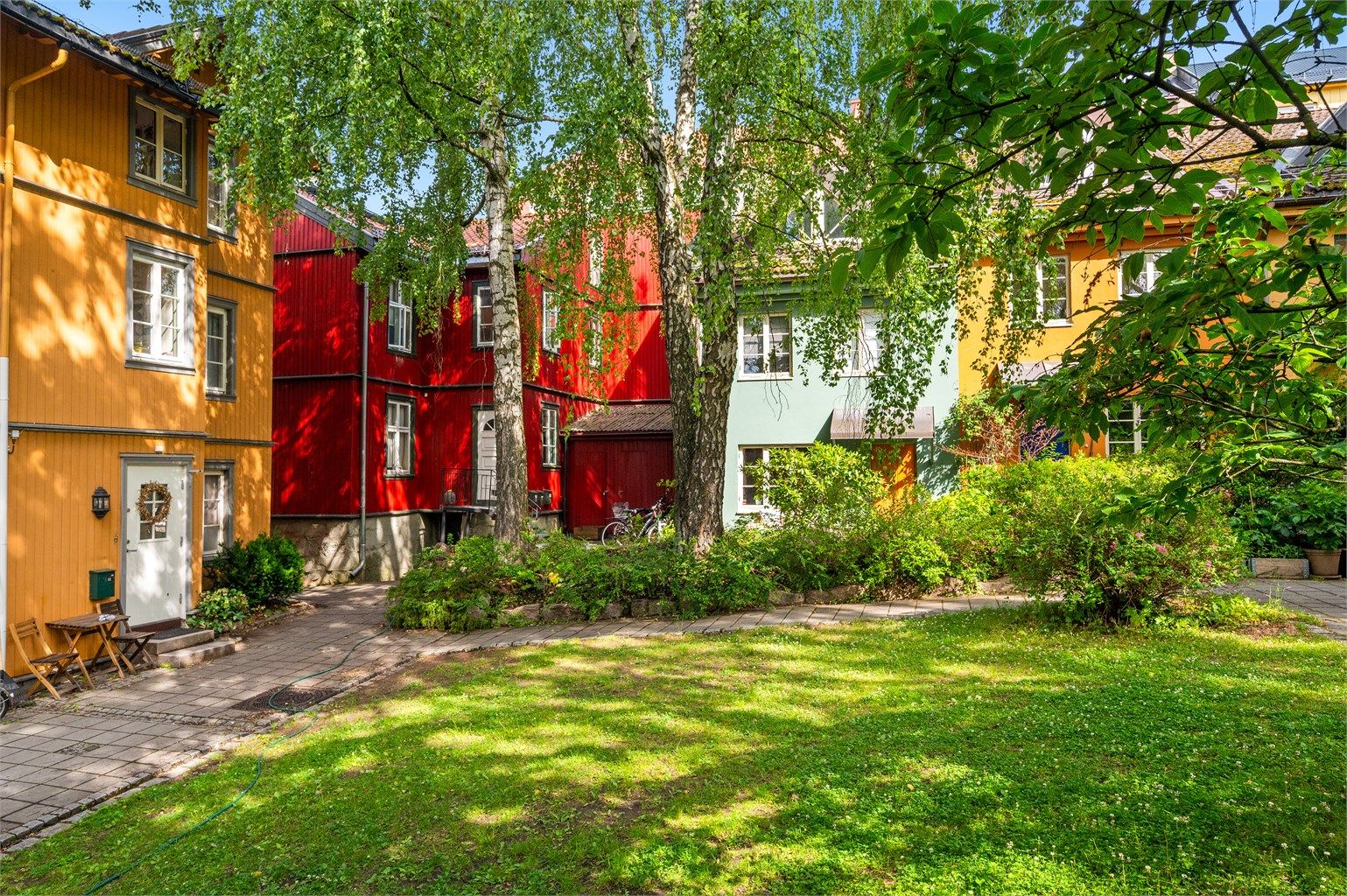 Den frodige bakgården gir en følelse av å bo i en grønn oase midt i byen.