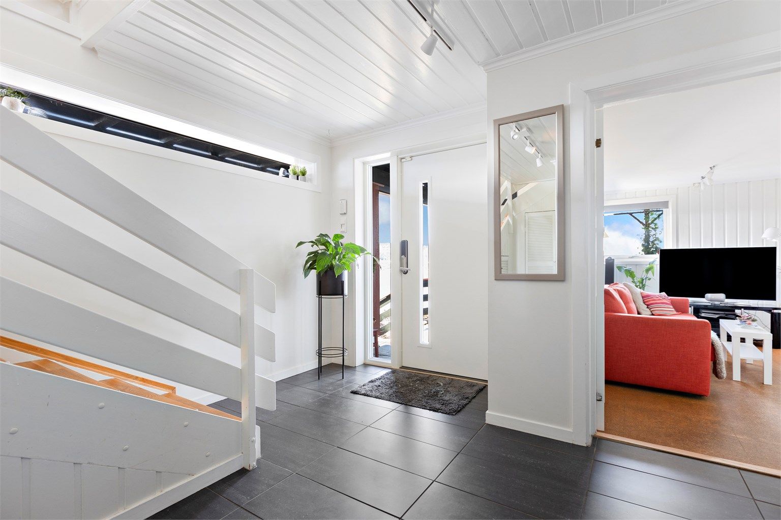 Fra inngangspartiet er det direkte tilgang til etasjens øvrige rom.