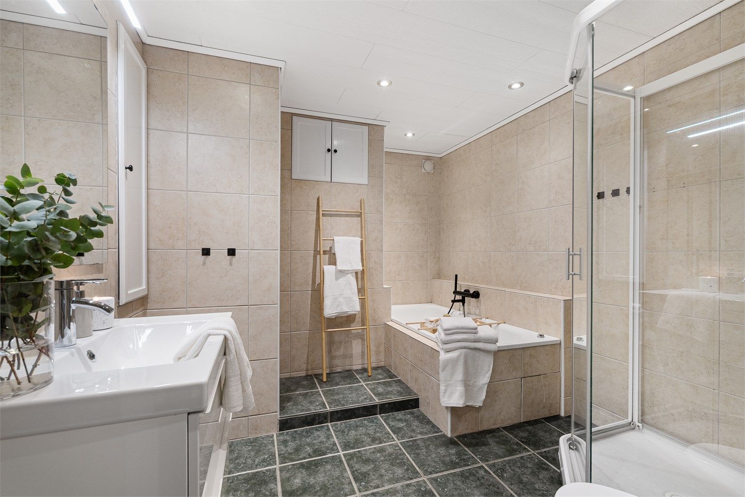 
Helfliset bad med varme i gulv.