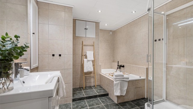 Helfliset bad med varme i gulv.