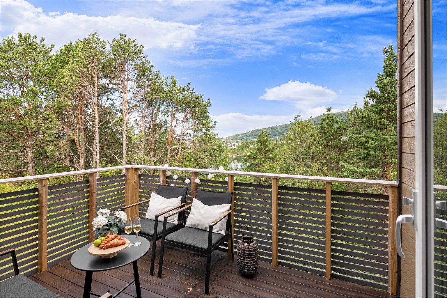 Fra stuen er det utgang til en nordvestvendt balkong med plass til en sittegruppe.
Foto: Stian Wiik