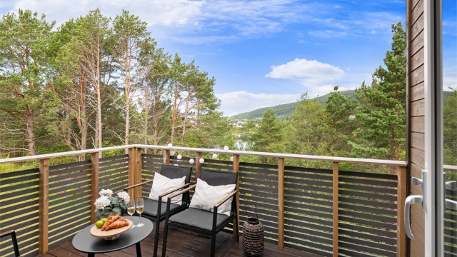 Fra stuen er det utgang til en nordvestvendt balkong med plass til en sittegruppe.
Foto: Stian Wiik