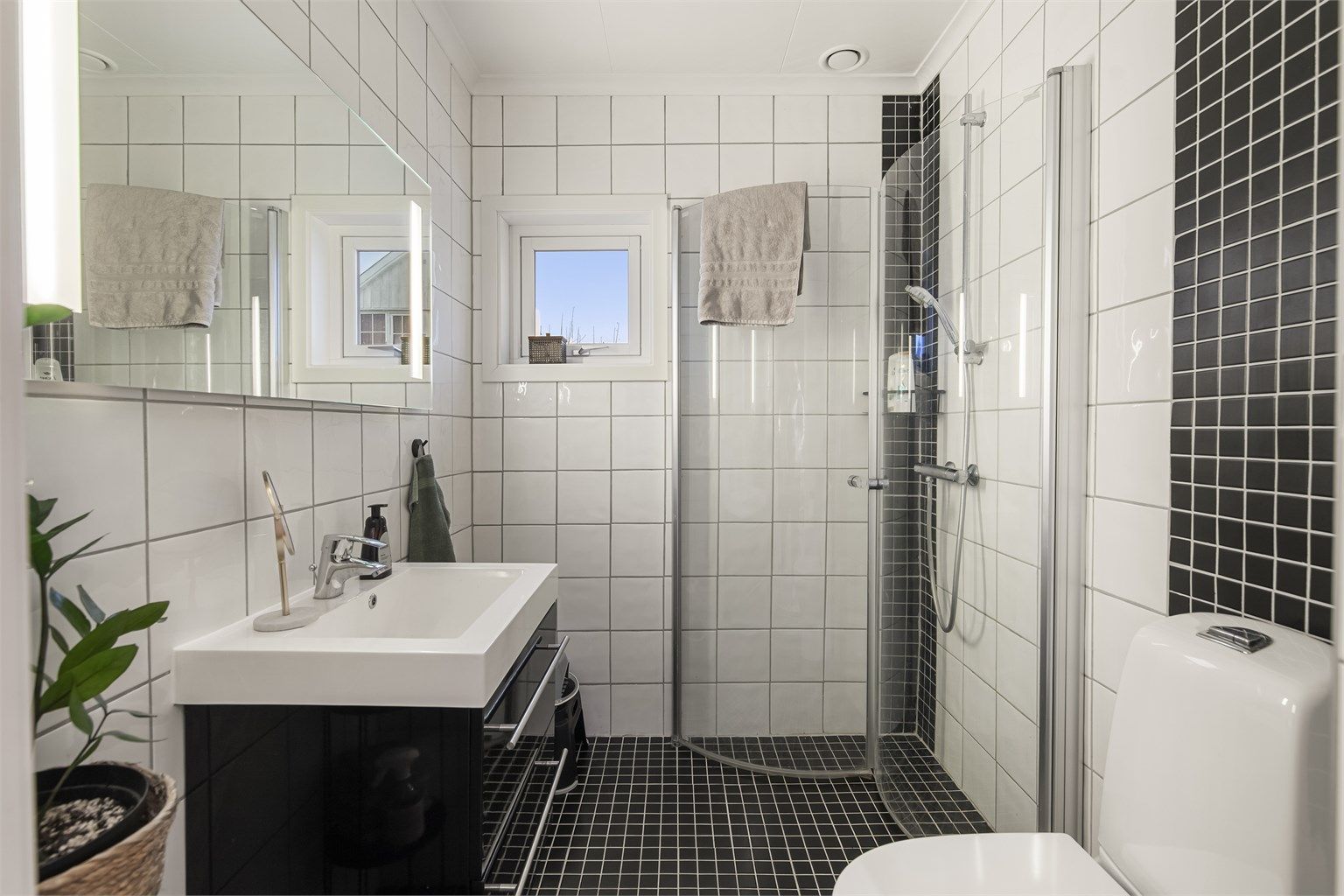 Flislagt bad i 1. etasje med varmekabler i gulv.