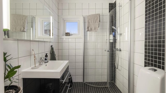 Flislagt bad i 1. etasje med varmekabler i gulv.