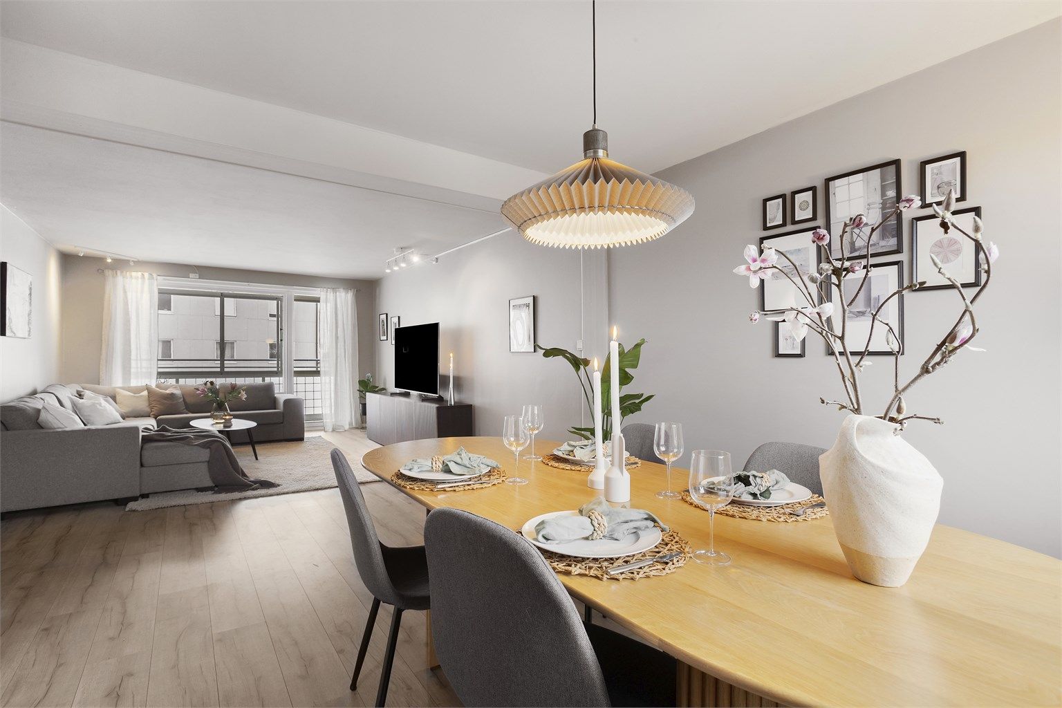 Her bor du i en flott 3-roms leilighet, med attraktiv og sentral beliggenhet nær Ski sentrum