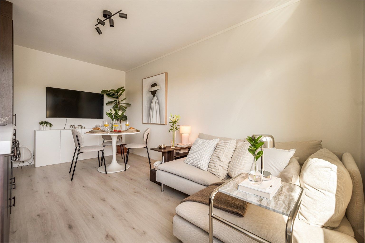 Stuen har en åpen utforming med plass til både sofagruppe og spisebord. Foto: Martine Eren Studio