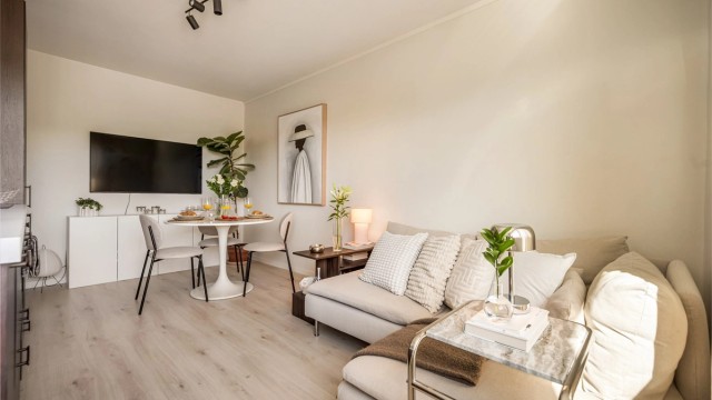 Stuen har en åpen utforming med plass til både sofagruppe og spisebord. Foto: Martine Eren Studio