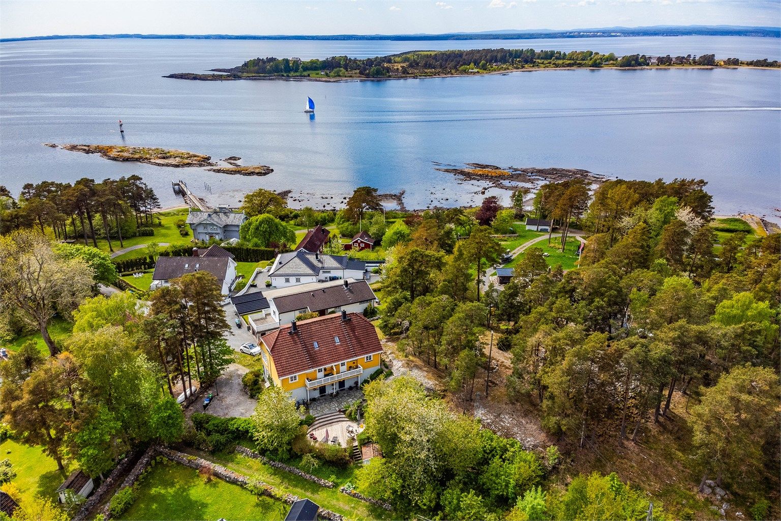 Larkollen forbindes av mange med sommer, sol og sjø. I Hagastien 5B kan du bo i kjernen av det hele, tilbaketrukket og fredelig.
