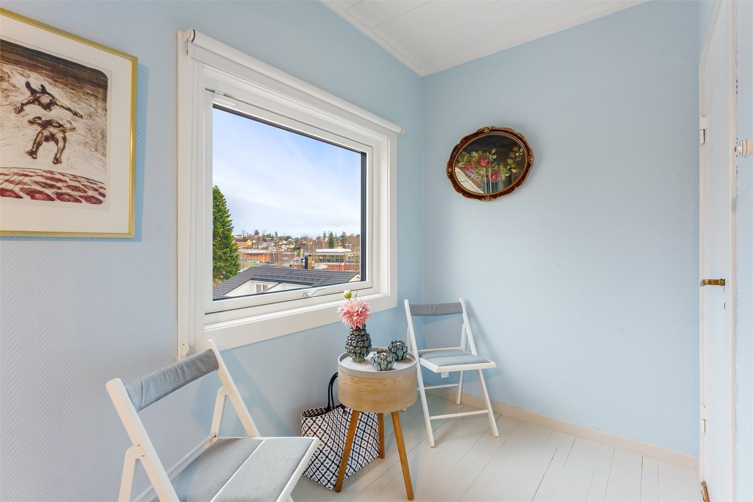 Vinduet gir godt med lys og utsyn over nærområdet.