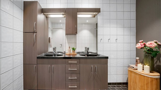 Baderomsinnredningen inkluderer en dobbel servant med tilhørende speilskap og godt med oppbevaringsplass.
