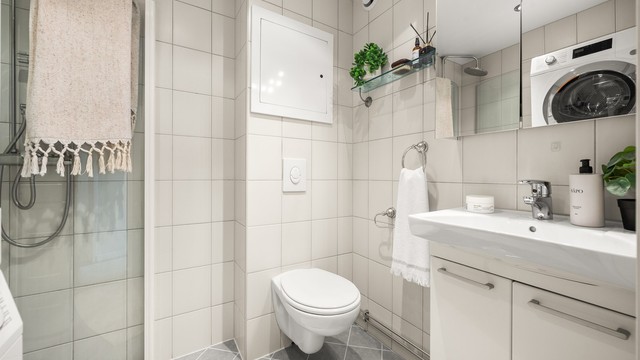 Badet er utstyrt med dusjhjørne med innfellbare dører, regnfallsdusj og rør-i-rør-system.
