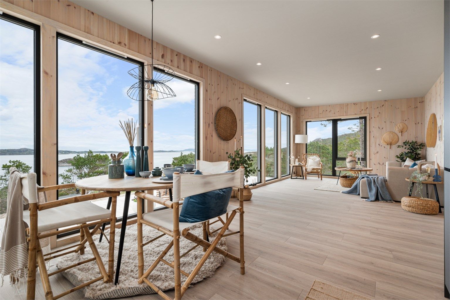 Hytta er gjennomgående lys og luftig med utstrakte vindusflater som sikrer rikelig med naturlig dagslys. 