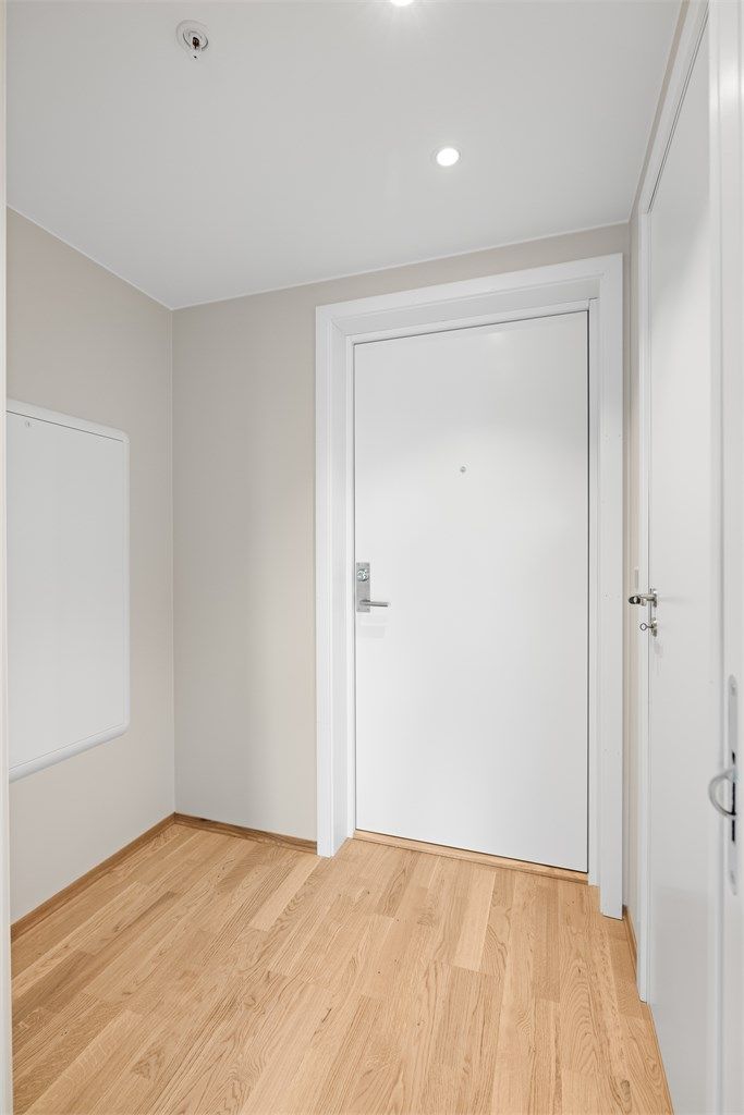 Entréen ønsker velkommen inn. Her, som i resten av leiligheten, er det gulvvarme som sikrer en jevn og komfortabel innetemperatur.