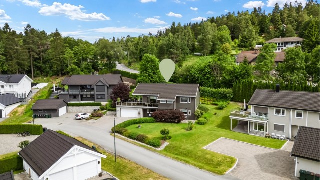 Kort gangavstand til bussholdeplass med hyppige forbindelser til Drammen sentrum og Eikerdelet.