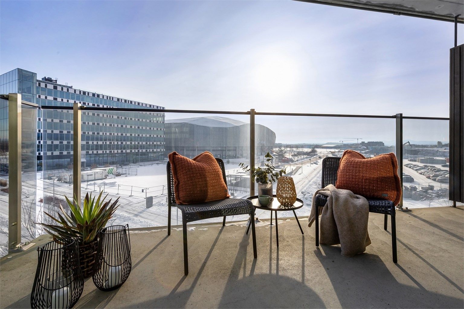 Lys og moderne hjørneleilighet med solrik balkong og garasjeplass med el