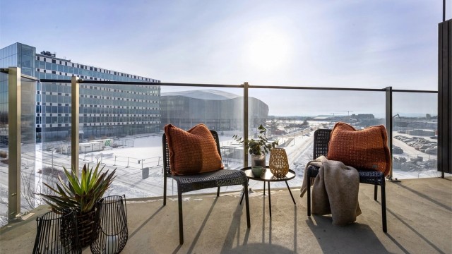 Lys og moderne hjørneleilighet med solrik balkong og garasjeplass med el