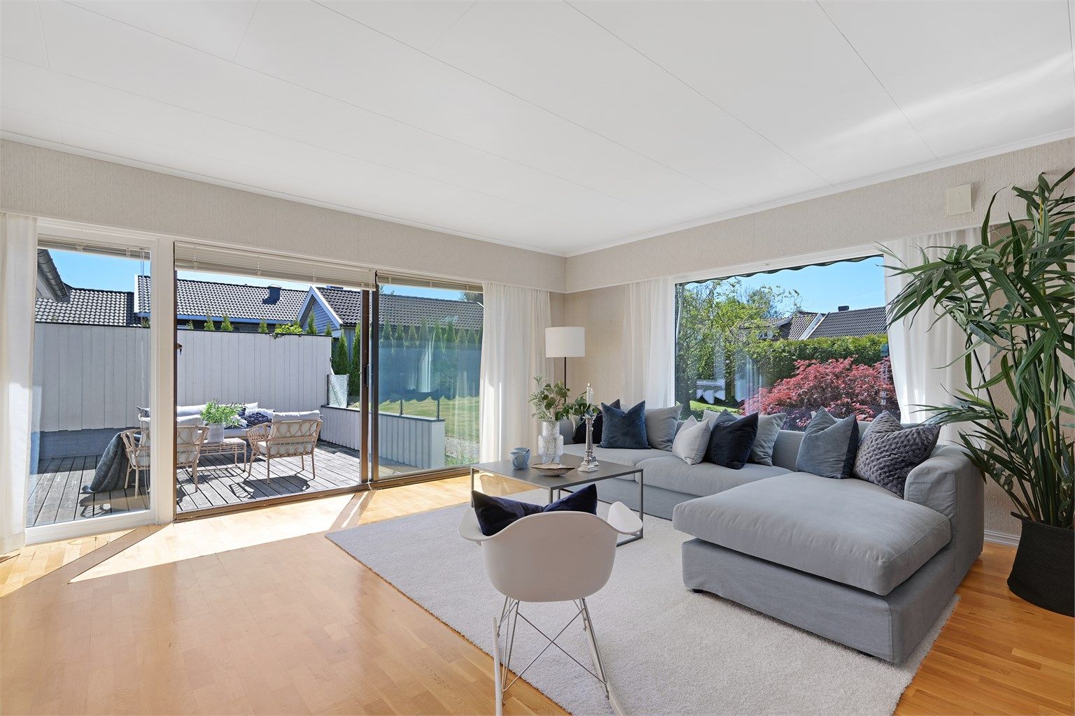  Boligen har en god planløsning og er innholdsrik med 4 soverom, bad, vaskerom, 2 stuer, spisestue, kjøkken i 1. etasje og et soverom og stort uinnredet loft i loftsetasje.