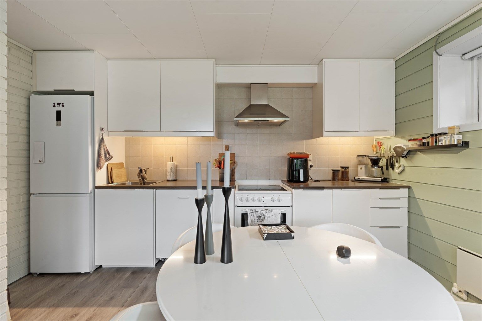 Kjøkkeninnredningen fra 2015 med laminatbenkeplate.