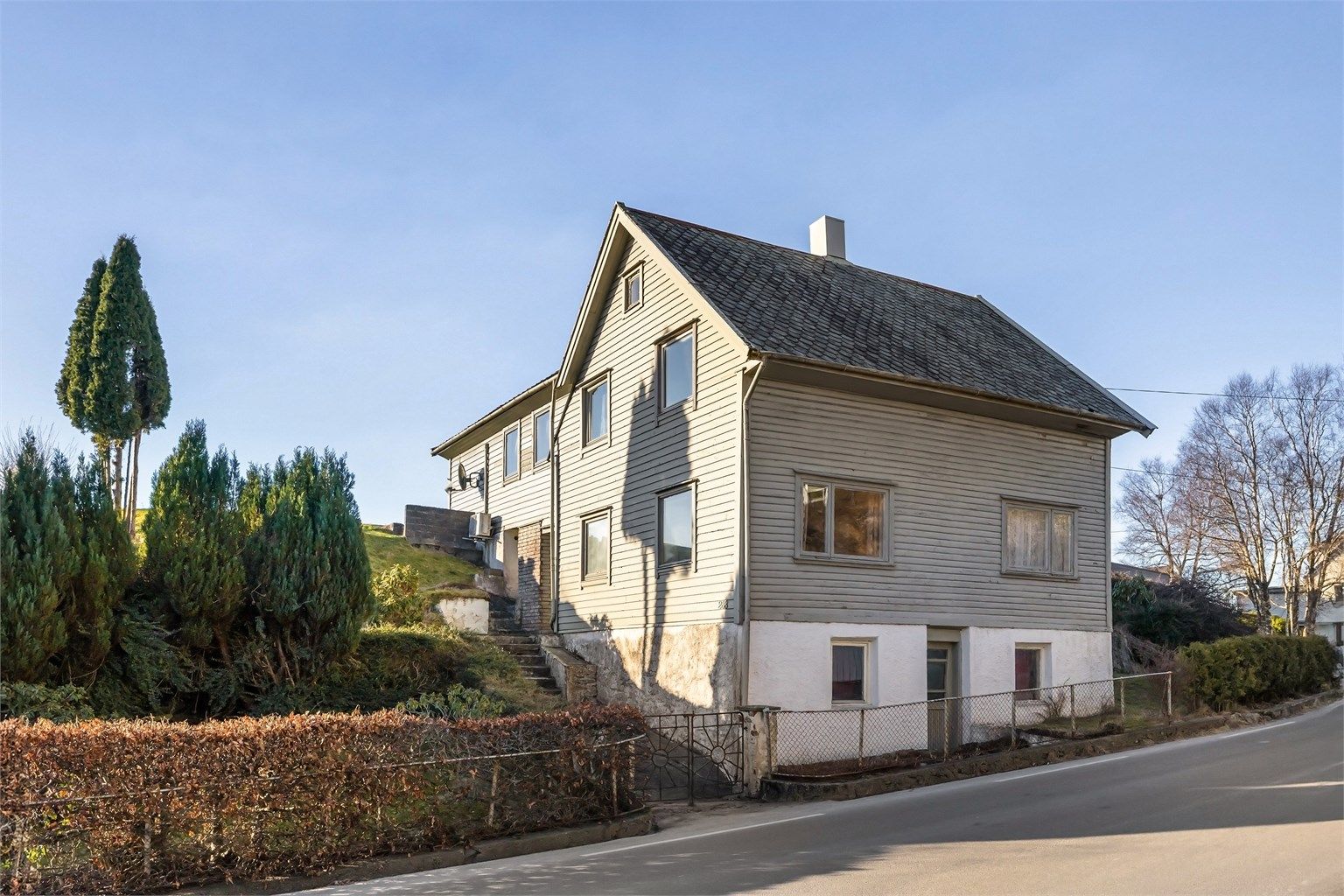 Stor bolig som har behov for oppgradering.