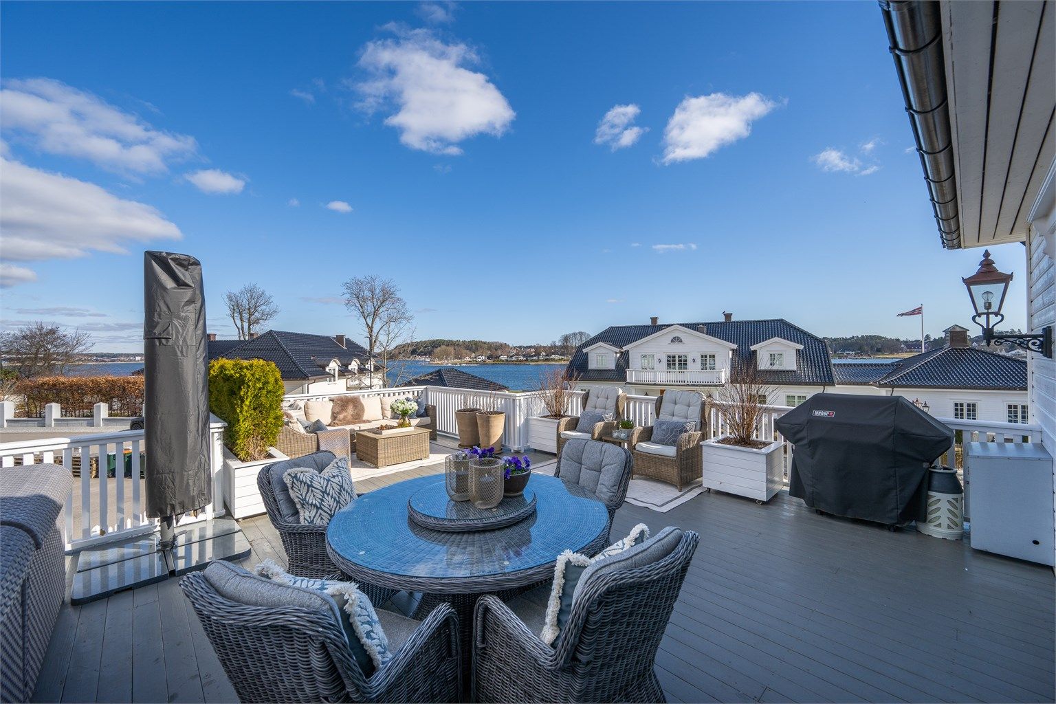 Kalvetangen fremstår som et av områdets mest attraktive og representative boligstrøk, preget av elegante og eksklusive villaeiendommer i rolige og velstelte omgivelser. 