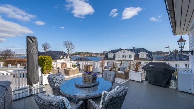 Kalvetangen fremstår som et av områdets mest attraktive og representative boligstrøk, preget av elegante og eksklusive villaeiendommer i rolige og velstelte omgivelser.