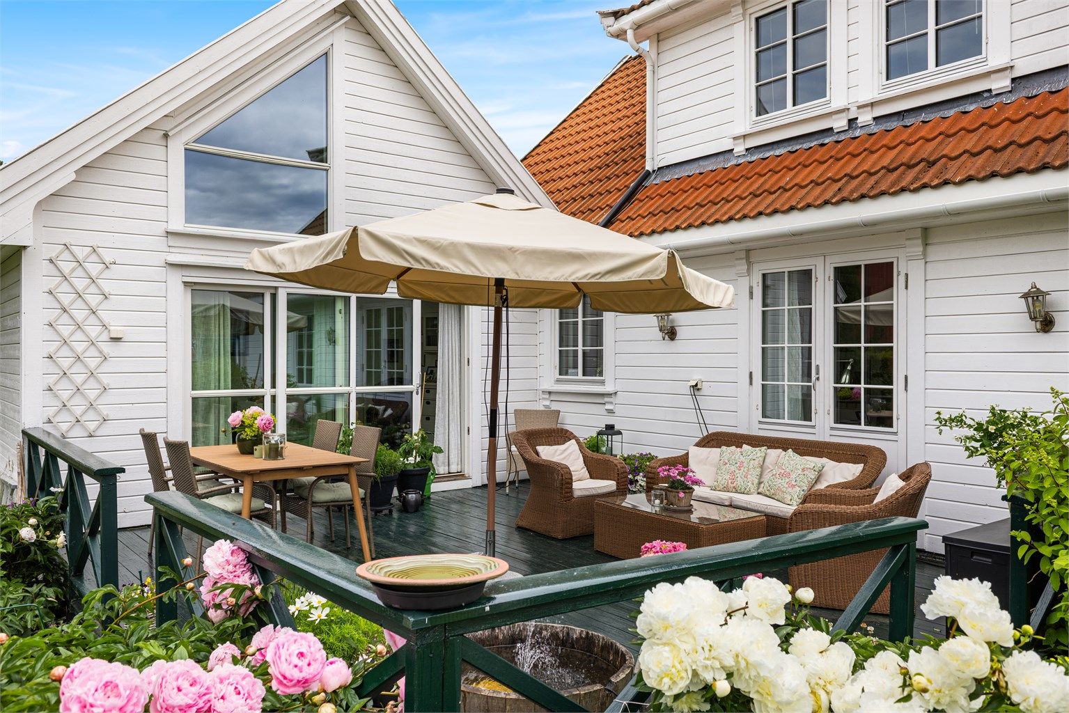 Den store terrassen har utgang fra begge stuene og har god plass for hagemøbler