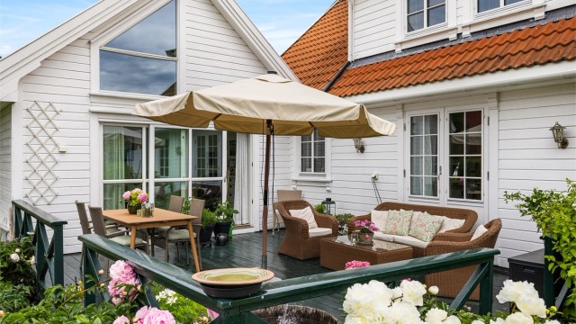 Den store terrassen har utgang fra begge stuene og har god plass for hagemøbler