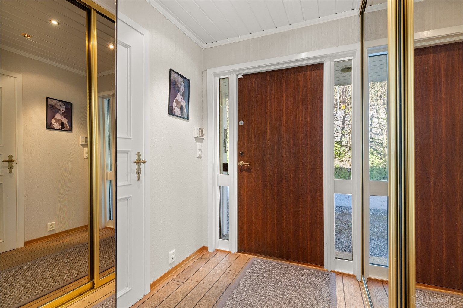 Entré med skyvedørsgarderobe