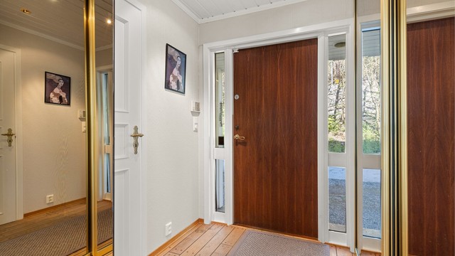Entré med skyvedørsgarderobe