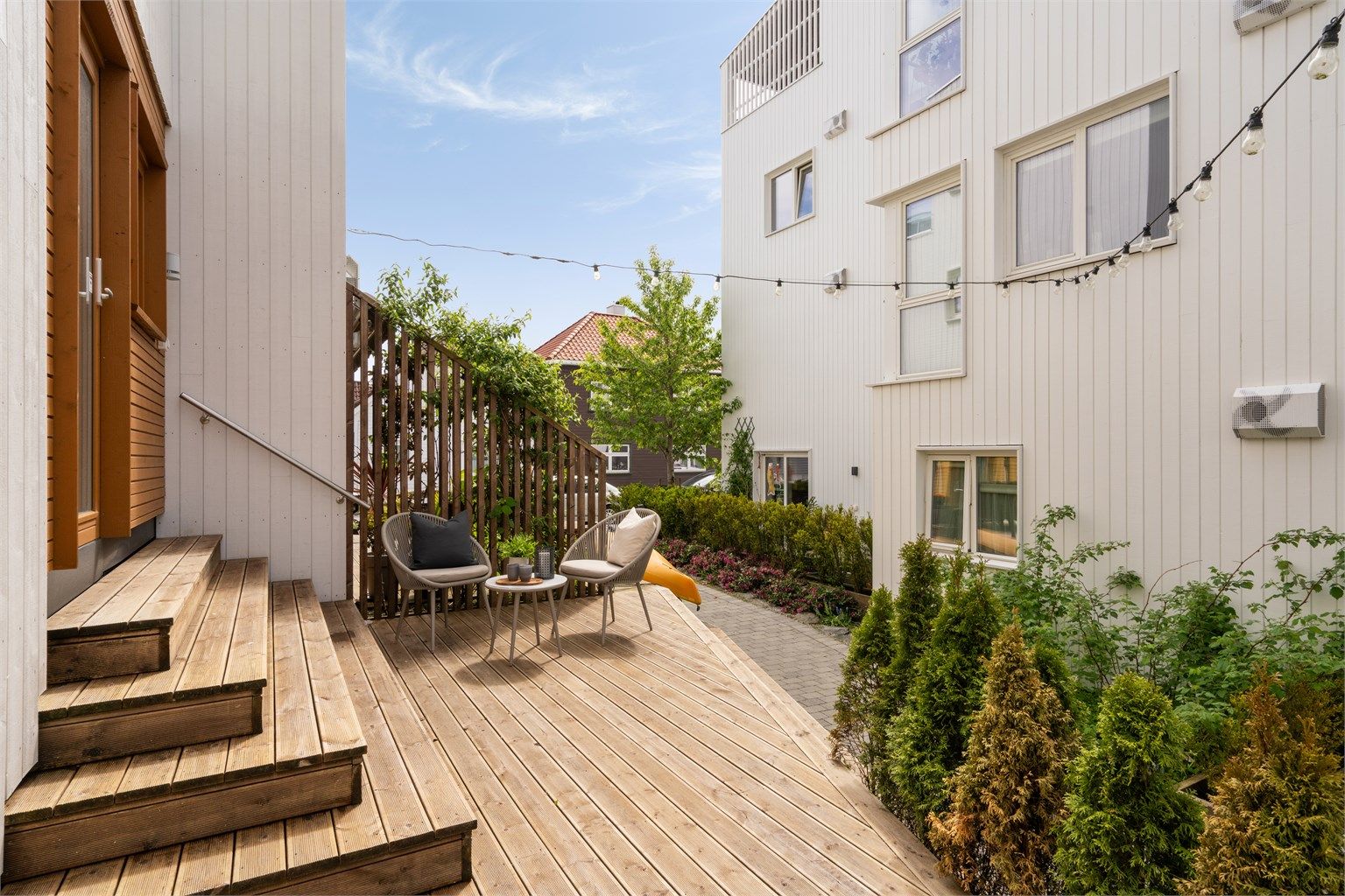 Stor og fin uteplass ut fra soverom. 