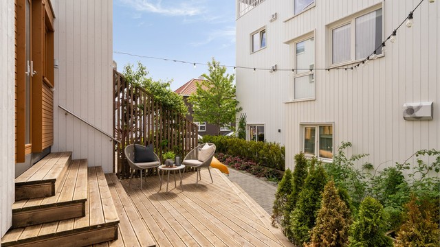 Stor og fin uteplass ut fra soverom.