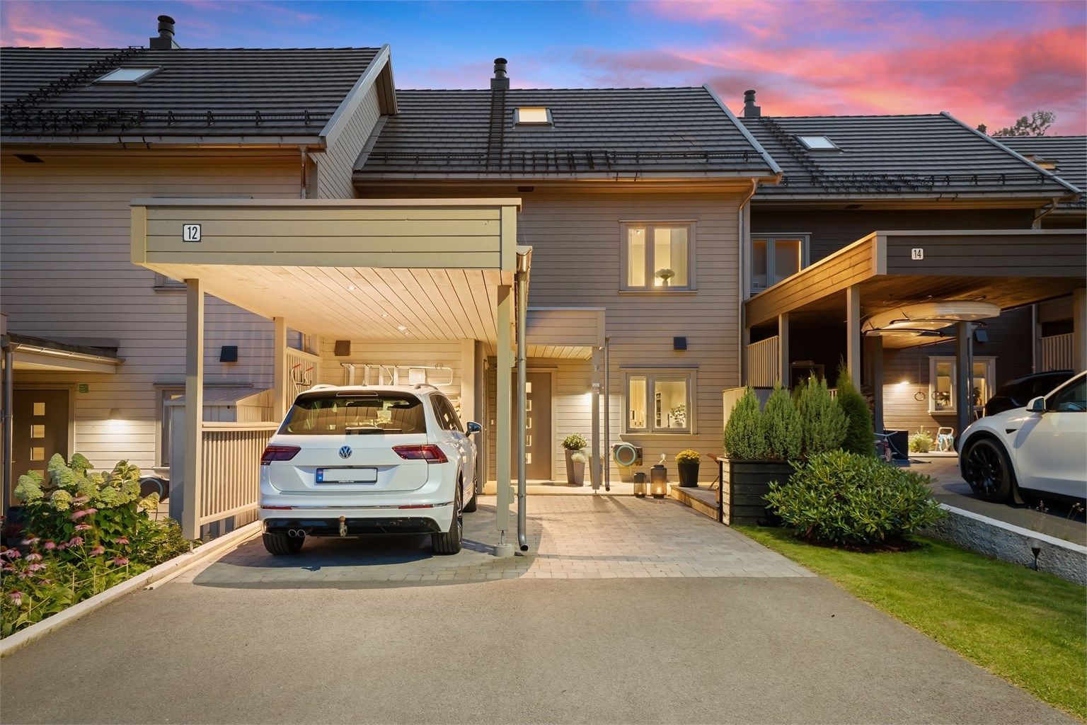 Egen carport med elbillader, samt plass til flere biler i oppkjørsel. Carporten har belysning med bevegelsessensor som ekstra tilvalg.