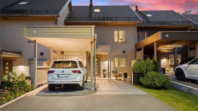 Egen carport med elbillader, samt plass til flere biler i oppkjørsel. Carporten har belysning med bevegelsessensor som ekstra tilvalg.