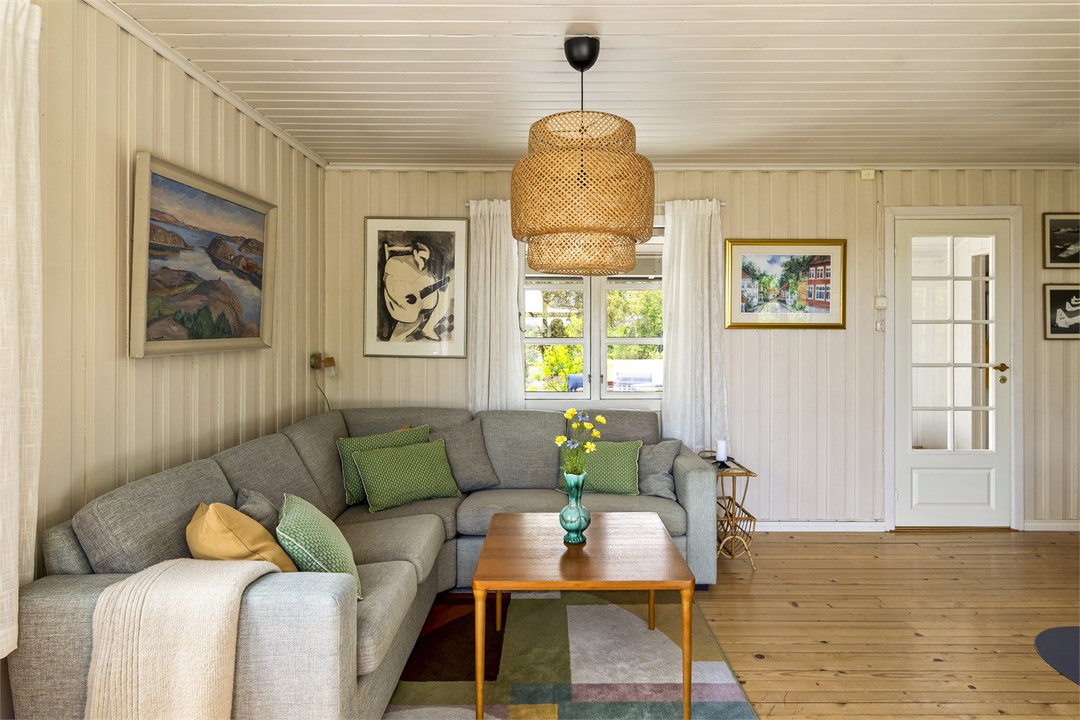 Hytta er lys og delikat innredet med tidsriktige fargevalg.