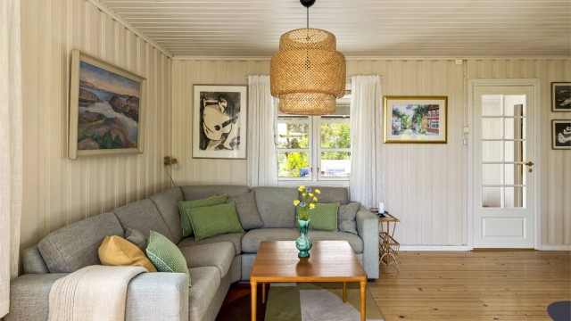 Hytta er lys og delikat innredet med tidsriktige fargevalg.