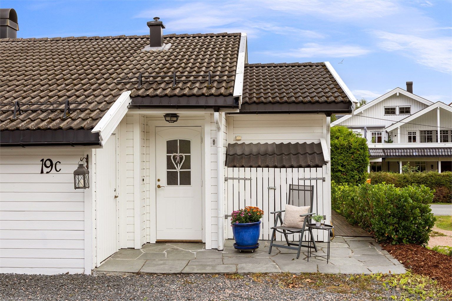 Ved inngangspartiet er det en praktisk vedskjul.