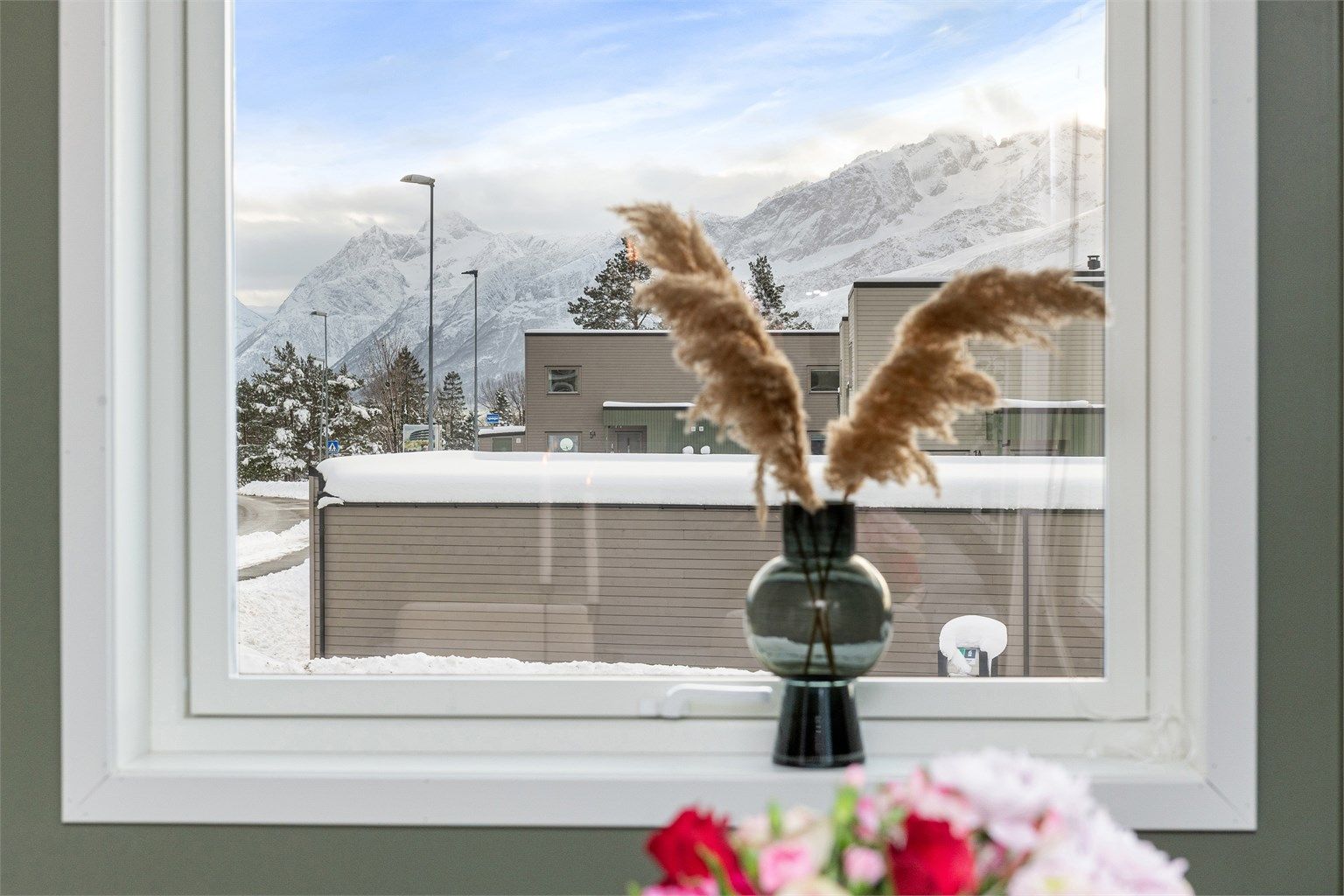 Fra boligen er det kort vei til sjøen, svaberg, Havnevika og flotte turmuligheter på Emblemsfjellet.