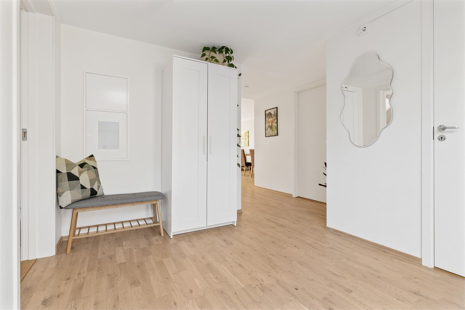 Plass til garderobeskap og sittebenk