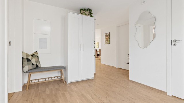 Plass til garderobeskap og sittebenk