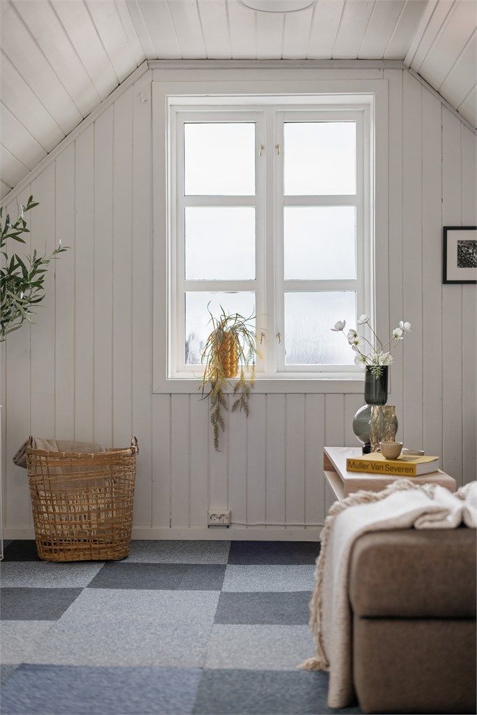 Det er mangler ved boligens rømningsveier, med utilstrekkelig størrelse på rømningsvindu fra loft.