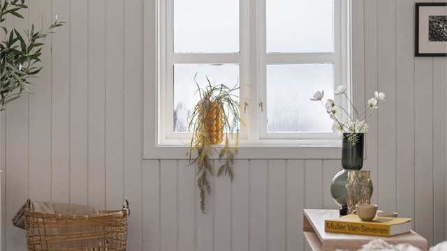 Det er mangler ved boligens rømningsveier, med utilstrekkelig størrelse på rømningsvindu fra loft.