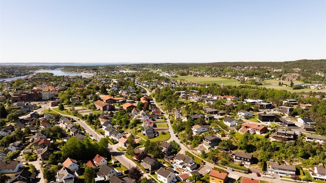 Boligens beliggenhet er meget sentral i Gressvik-sammenheng. Ungdomsskole ligger i umiddelbar nærhet, barneskole er en kort rusletur unna.