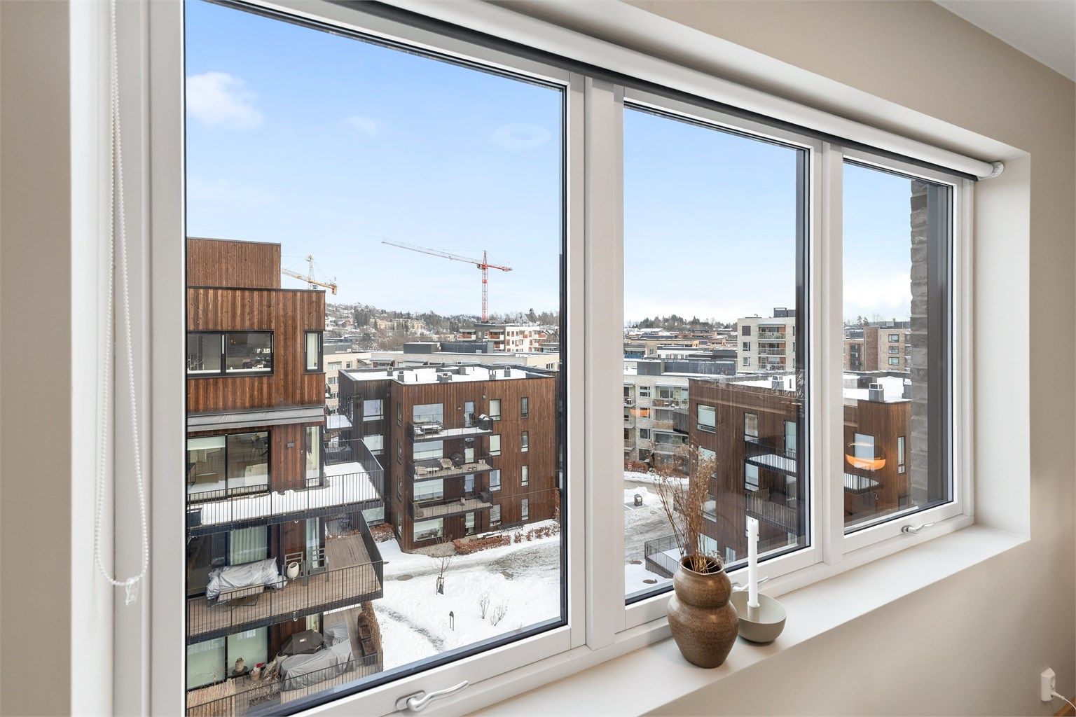 Hovedsoverommet er av god størrelse og har plass til dobbeltseng med nattbord på hver side. Hovedsoverommet har eget walk-in-closet.