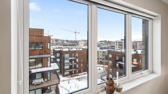 Hovedsoverommet er av god størrelse og har plass til dobbeltseng med nattbord på hver side. Hovedsoverommet har eget walk-in-closet.