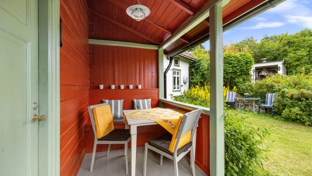 Overbygget inngangsparti ved annekset gir en lun uteplass.