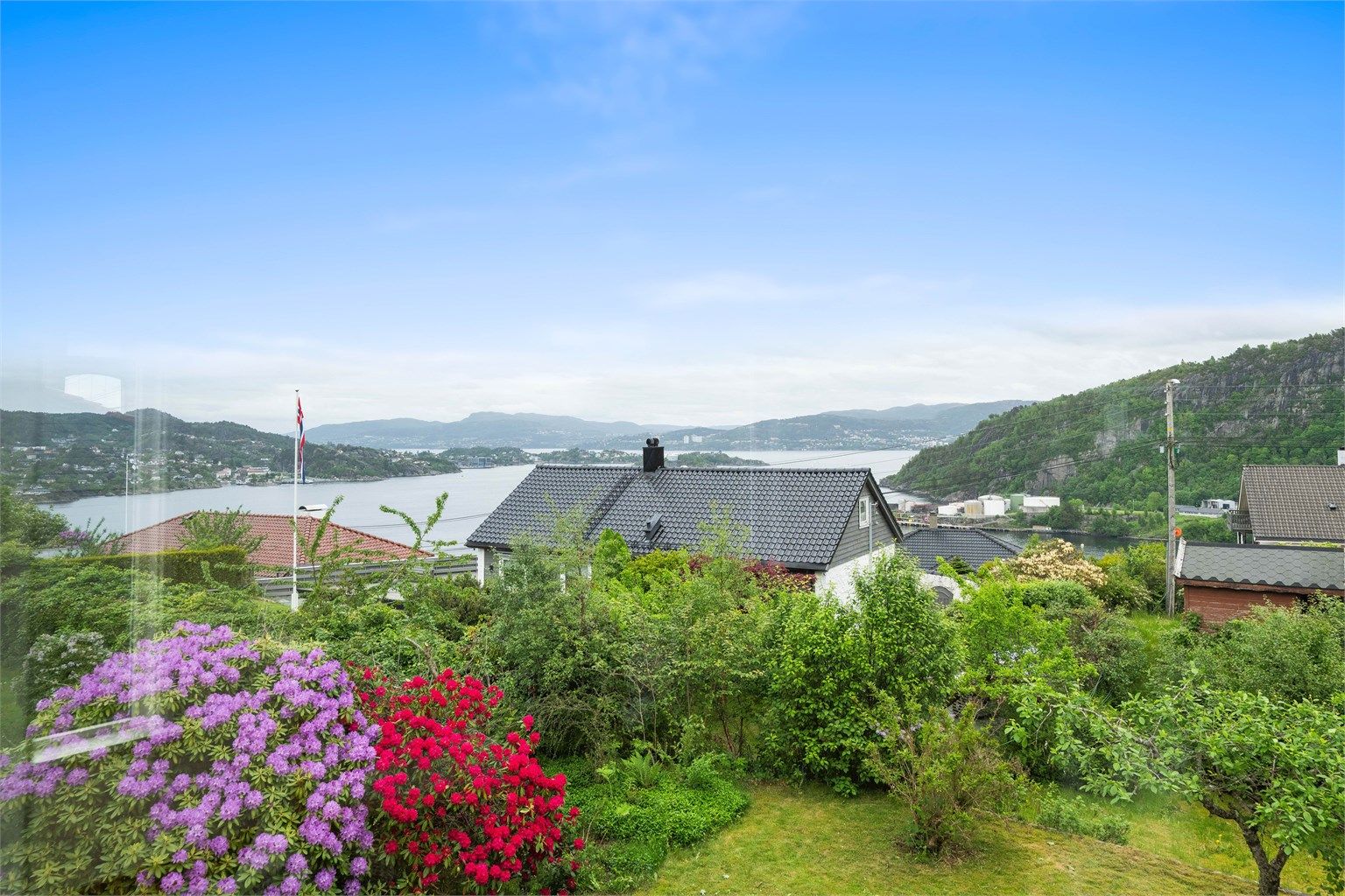  Fantastisk utsikt over innseilingen til Bergen med orkesterplass til de flotte cruisebåtene
