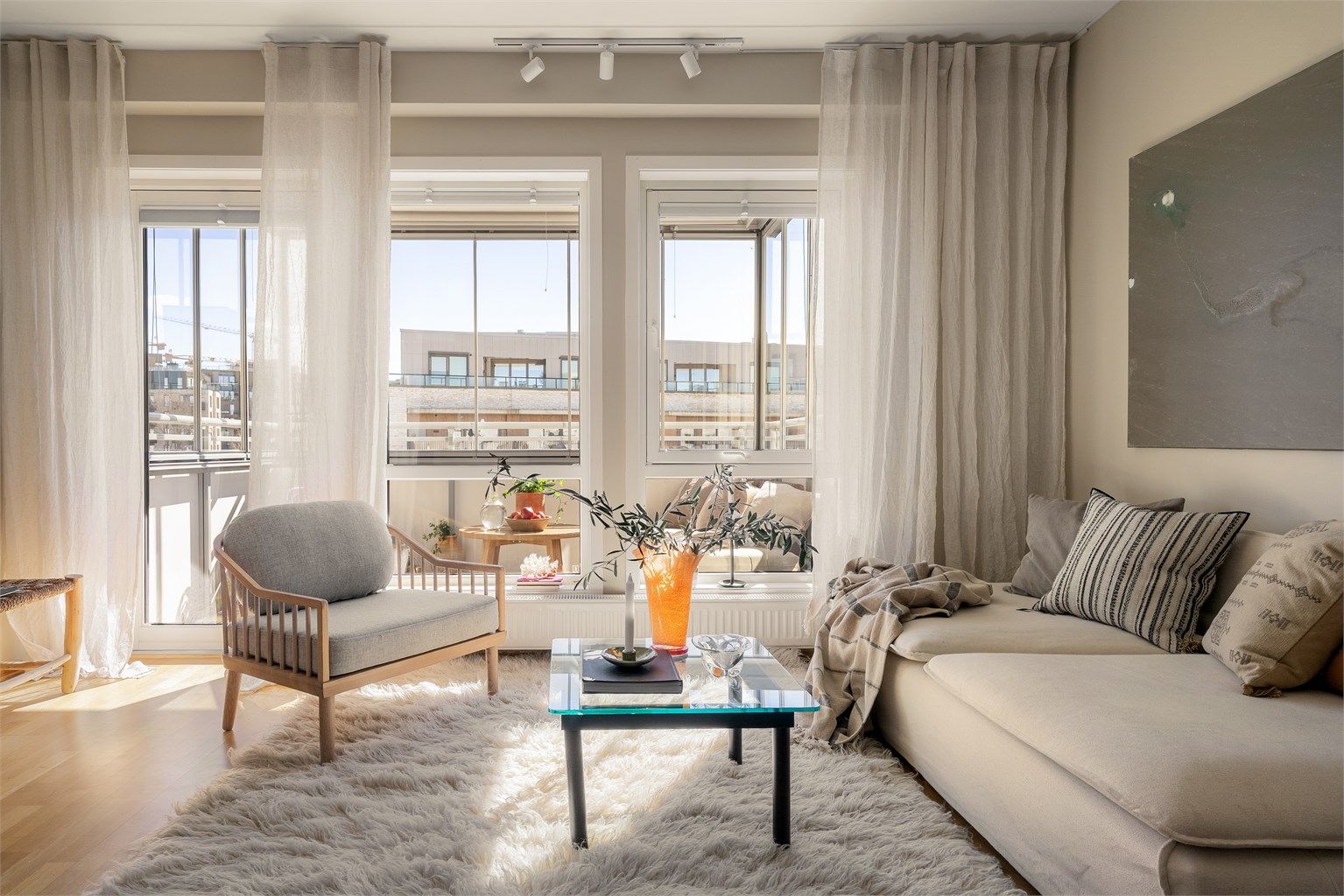 Fra stuen er det direkte utgang til den innglassede balkongen. Leiligheten er en del av et moderne bygg fra 2012.