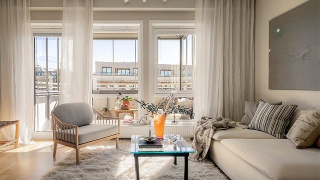 Fra stuen er det direkte utgang til den innglassede balkongen. Leiligheten er en del av et moderne bygg fra 2012.