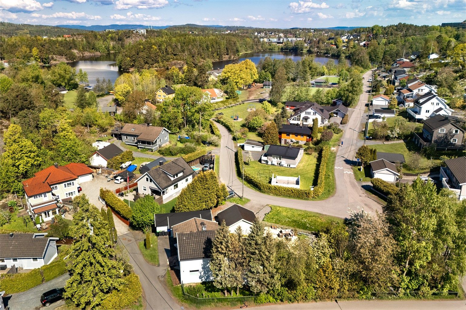 Fra Vålerveien 74 er det kun kort gangavstand til både barneskole og lekeplass som begge inngår i nabolaget.