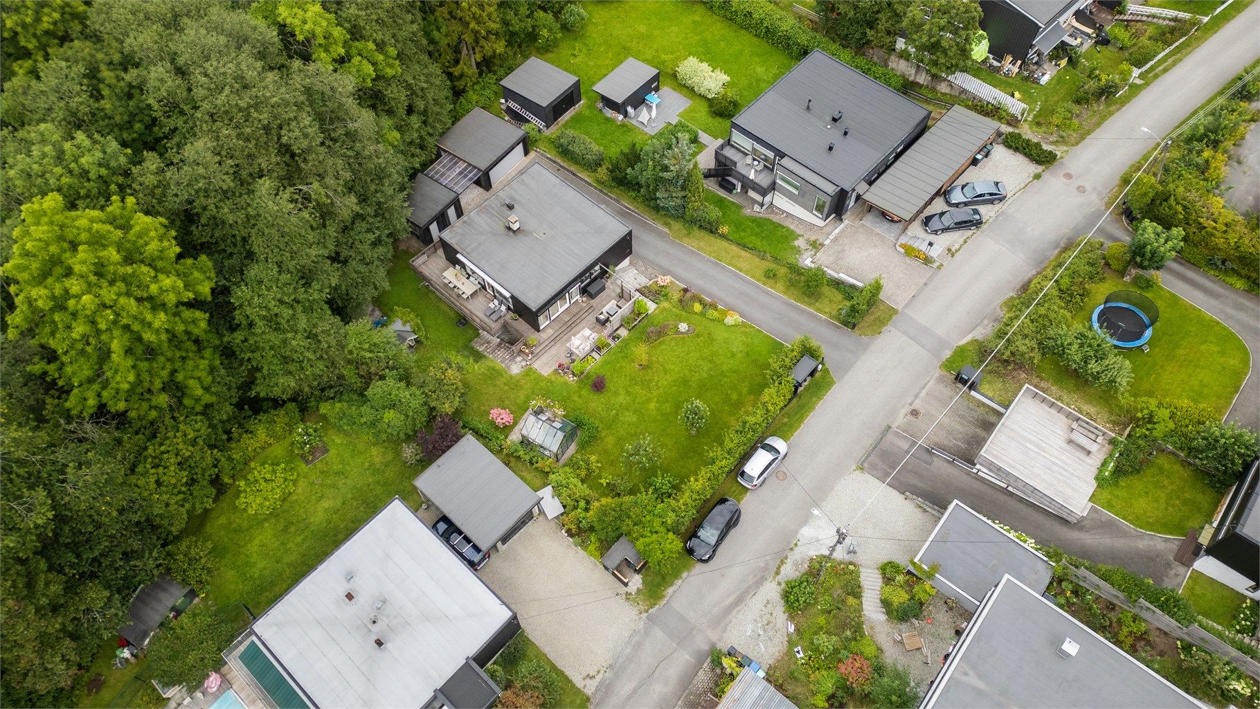 innholdsrik, arkitekttegnet enebolig i barnevennlige og rolige omgivelser. Stor, usjenert tomt med frodig hage, drivhus og flotte uteplasser.